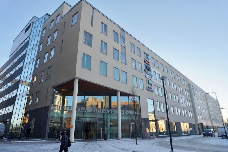 Modernia ja muuntojoustavaa toimitilaa Alberga Business Parkissa, Espoon Leppävaarassa.Tämä 117m2 toimisto-/liiketila sijaitsee kiinteistön katutasossa. Avonaisen myymälätilan lisäksi tilassa on yksi huone, oma wc-tila ja minikeittiö. Tilaan tulee lisäksi 4m2 jyvityksiä yhteiskäyttöisistä tiloista...