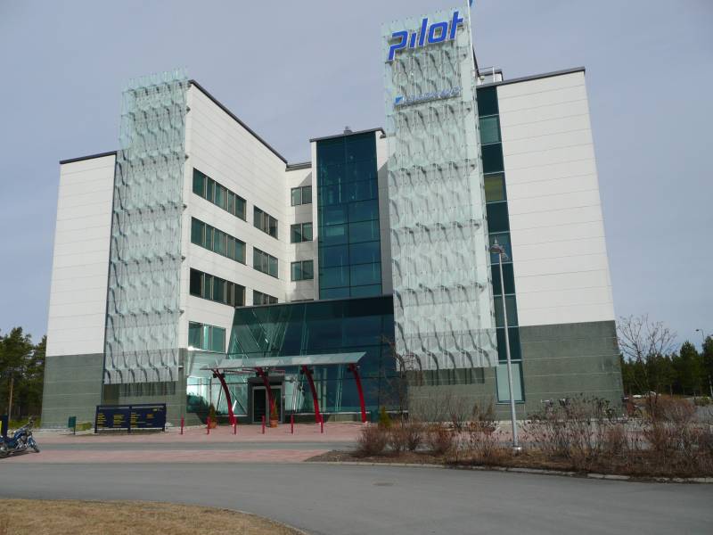 Korkeatasoista, valoisaa jäähdytettyä toimistotilaa näkyvällä paikalla lentokentän vierestä Pilot Business Parkista. Vuo...
