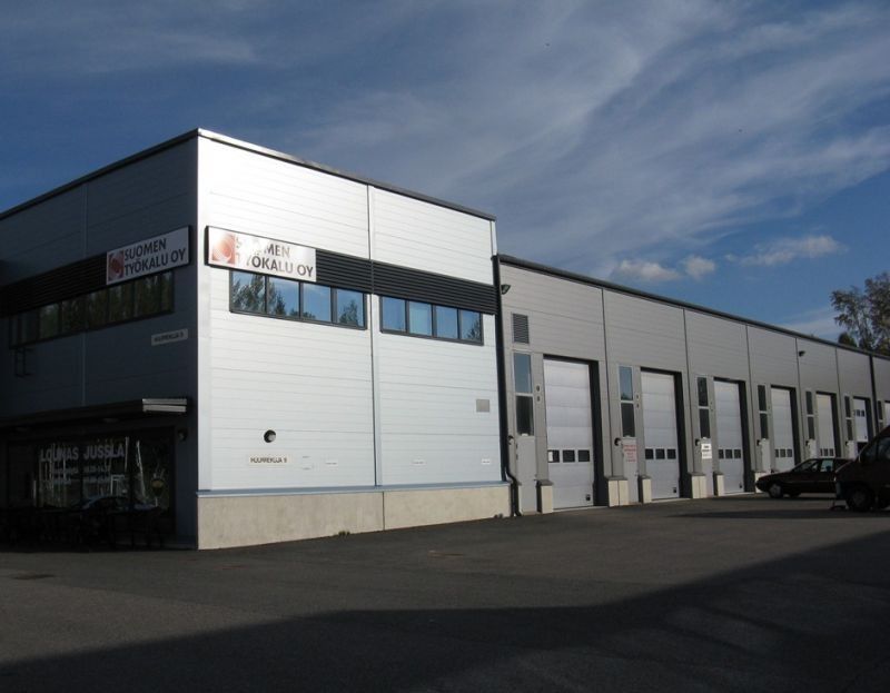 Lentokentän lähellä korkeata autolla sisään tilaa! Tilan koko 6 m x 10 m.