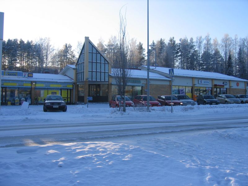 Kaksi eri kokoista liikehuoneistoa keskeisellä paikalla Lapinlahdella K-marketin vieressä (ent. R-kioskin tila 87 m2 ja Savon LVI-talon tilat 188,5m2)