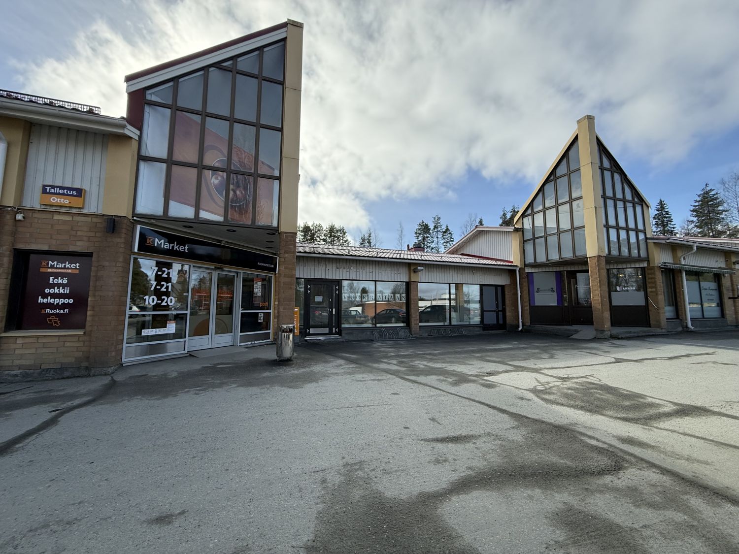 Kaksi eri liiketilaa erinomaisella sijainnilla Lapinlahden keskeisellä paikalla, aivan vilkkaan K-marketin vieressä, toi...