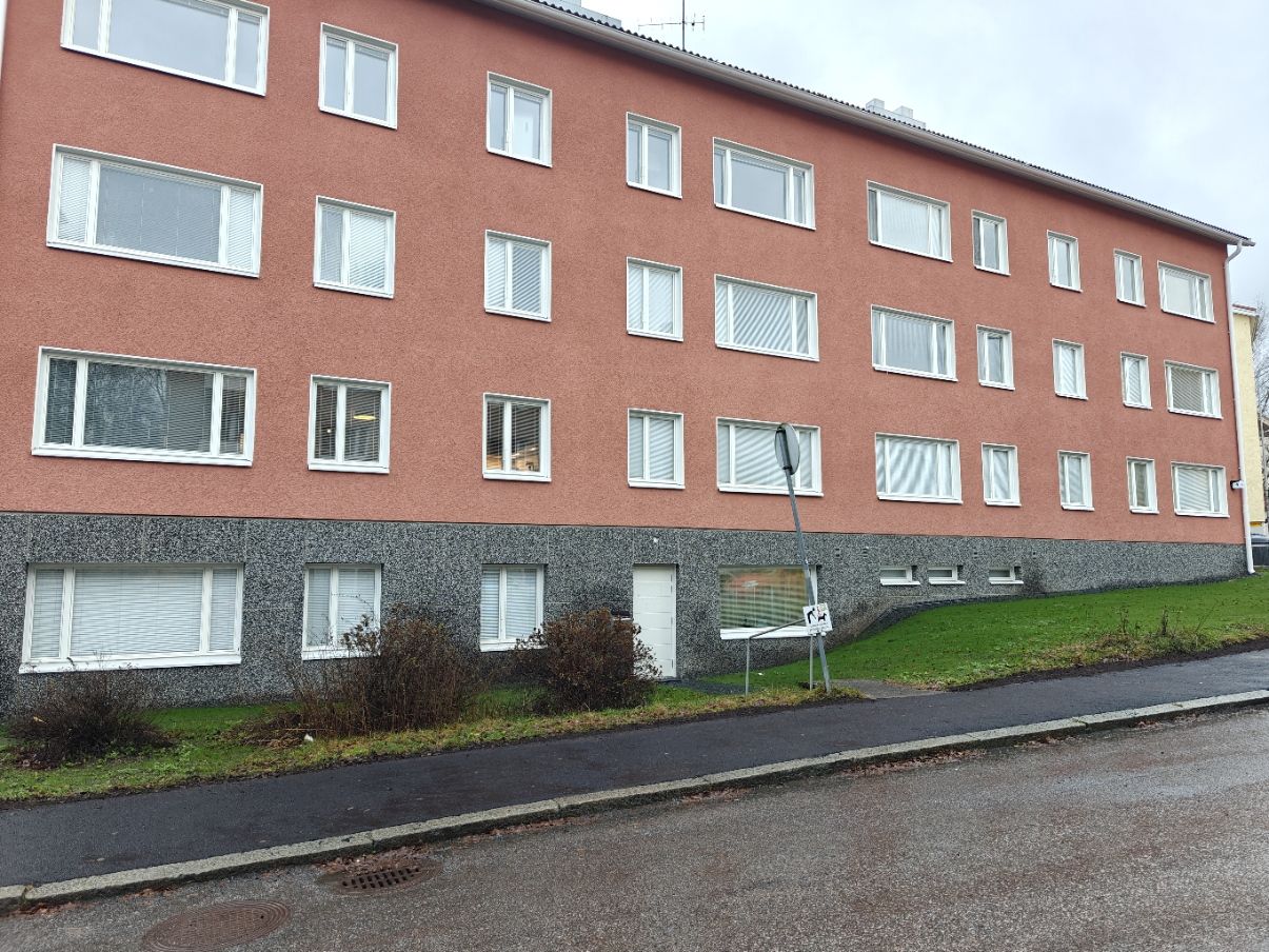 KISSANMAALLA TEHOKAS TYÖ-TOIMISTOTILA, LÄHELLÄ KESKUSSAIRAALAA.