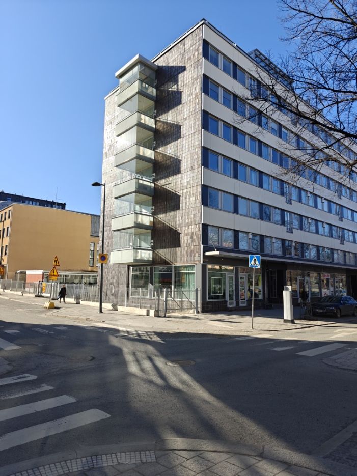 ERITTÄIN NÄKYVÄLLÄ PAIKALLA LIIKEHUONEISTO, RONGANKADUN JA ALEKSANTERINKADUN KULMASSA!