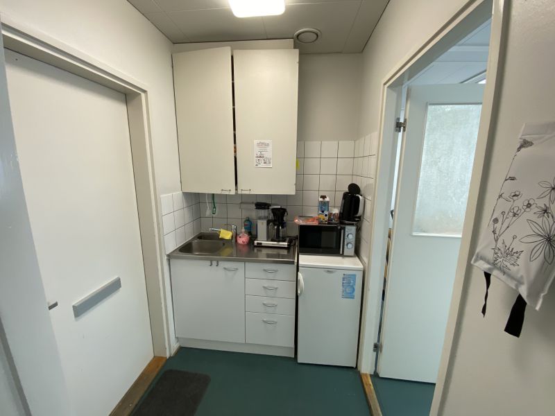 Minikeittiö toisen sisäänkäynnin yhteydessä