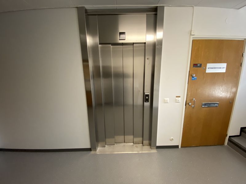 Kerrokseen pääsee myös hissillä