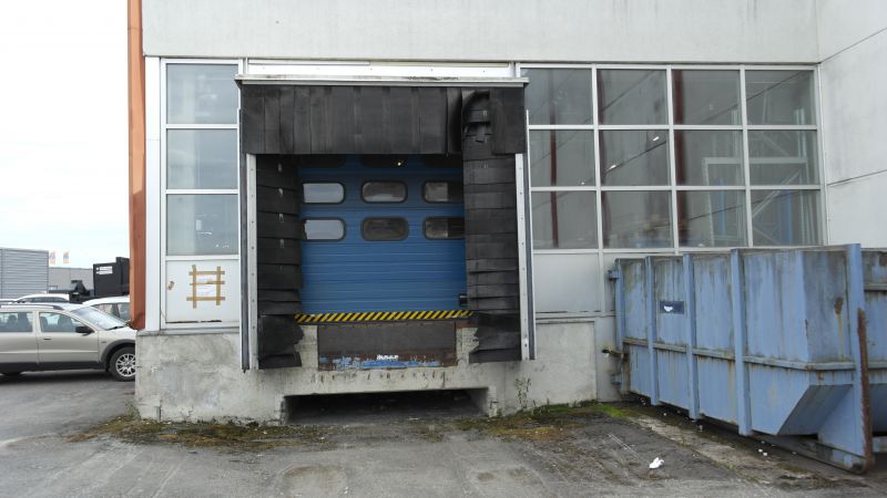 Lastauslaituri takapihan puolella