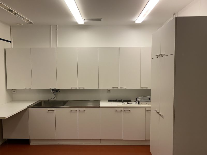 Varaston yhteydessä taukotila ja wc.t