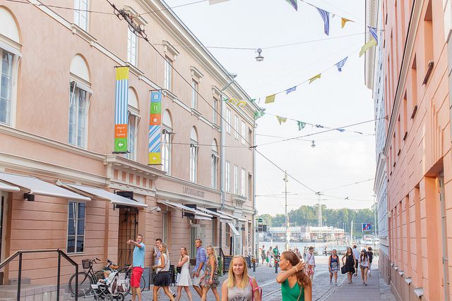 Katutason liiketila, myymälä- tai muuhun avoimeen käyttöön. Sisäänkäynnit kadulta, sisäpihalta ja Goviniuksen talon yhte...