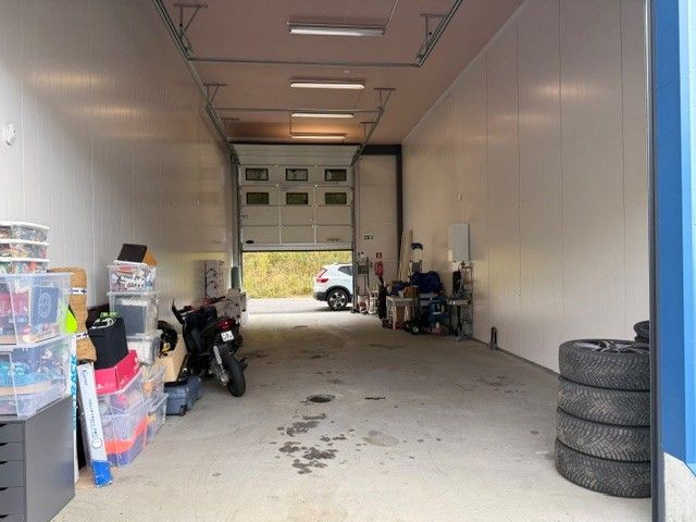 Vuonna 2016 valmistunut hallirakennus. Vapaa korkeus 5,2m, mahdollistaa parven rakentamisen. Nosto-ovi 4x4.5m. Pinnoitet...