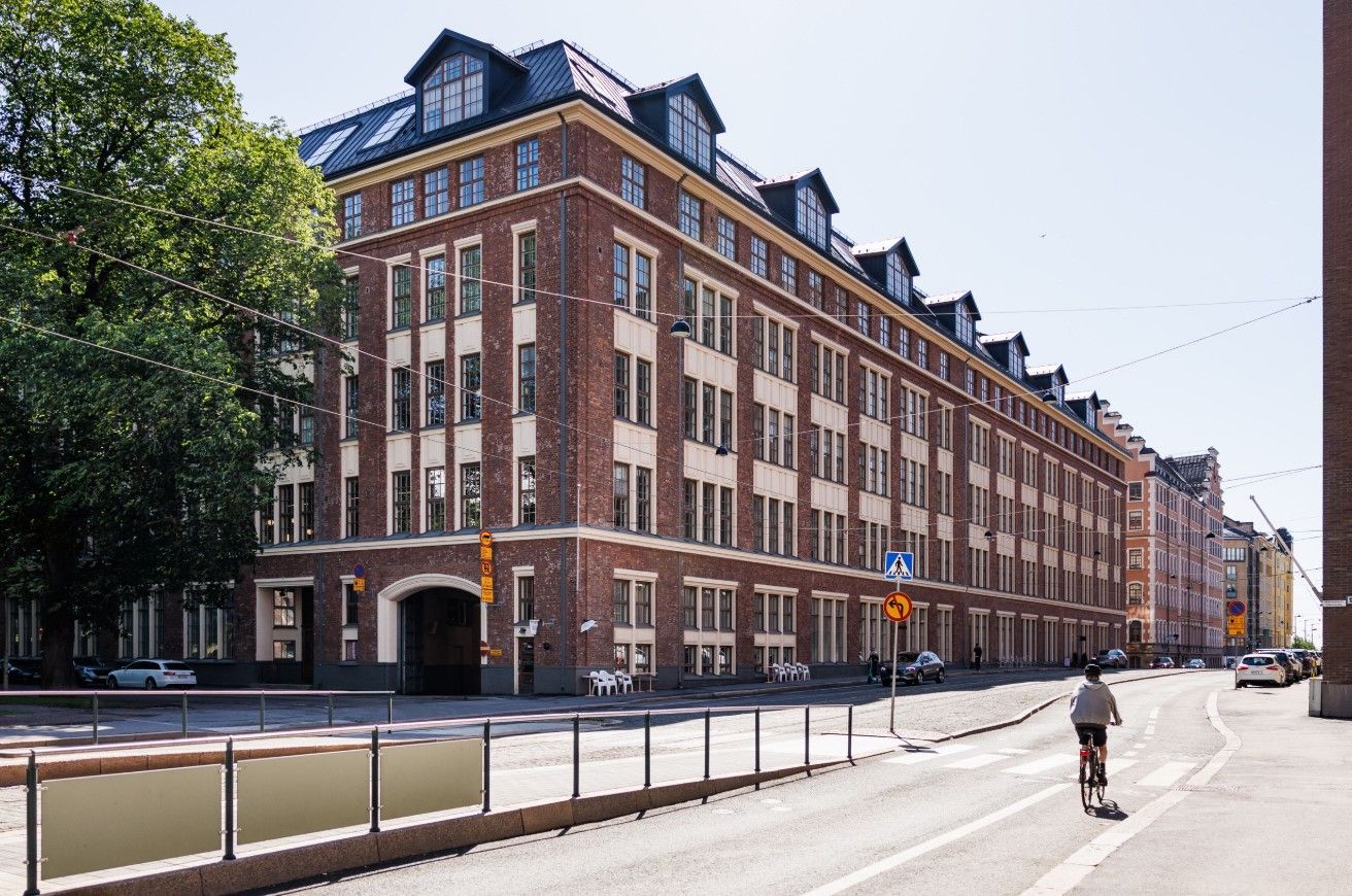 Vuokrataan muuttovalmis-toimisto Perämiehenkadun ja Pursimiehenkadun kulmassa media- ja suunittelutoimistojen keskittymä...