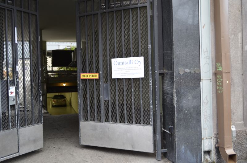  Lämmintä pysäköintitilaa parkkihallissa autoille ja moottoripyörille.