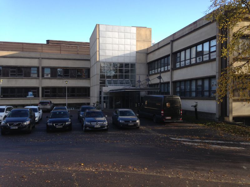 Oulunkylässä Mikkolantiellä tarjolla asiallista ja hyväkuntoista muotikeskuksen showroom-/toimistotilaa.