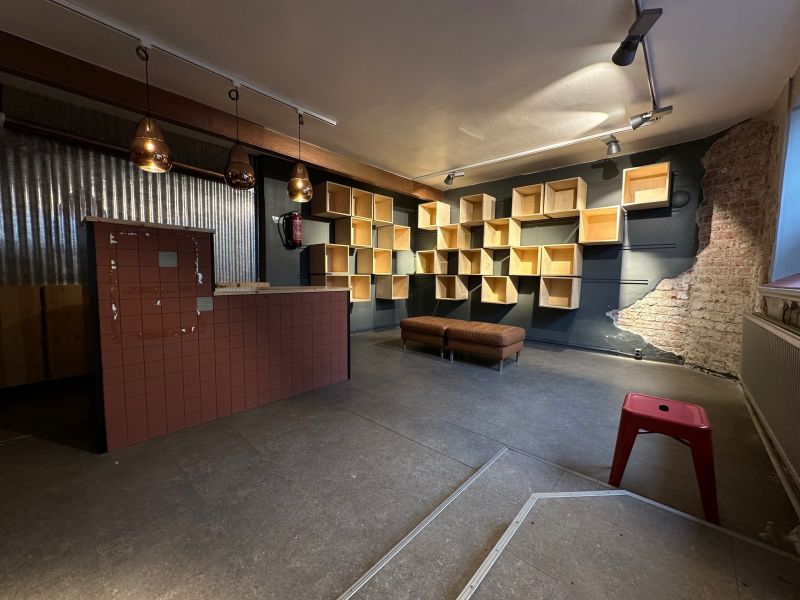 Tilassa oma sisäänkäynti Hämeenkadulta ja näyteikkuna. Tampereen vilkkain sijainti ja suurin päivittäinen ohikulkijoiden määrä.