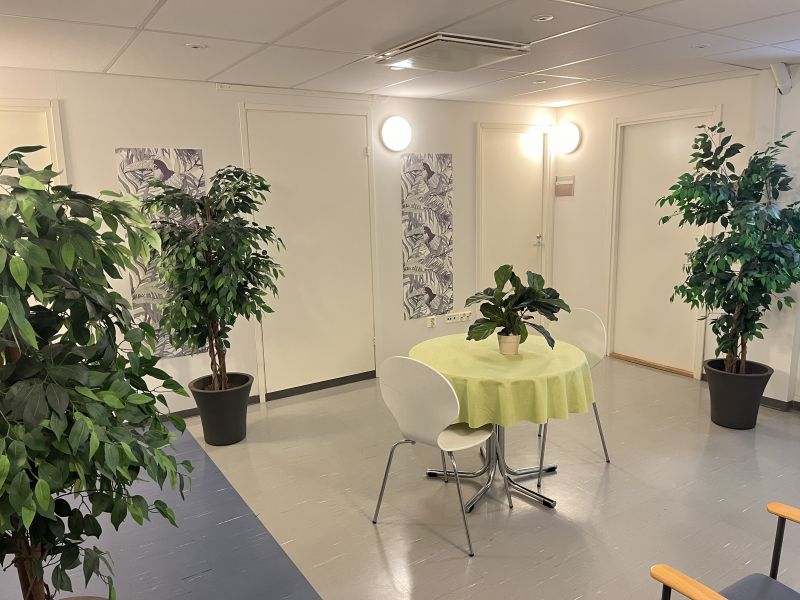 Tampere-talon naapurissa siistejä ja käytännöllisiä pientoimistoja esimerkiksi kotitoimiston korvaajaksi! Huoneiden koko on 13 m2 tai 15 m2. Hyvätasoinen toimistokokonaisuus, jossa vuokralaisten yhteiskäytössä neuvotteluhuone, minikeittiö ja wc-tilat.