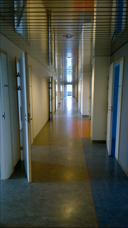 Toimiston käytävää