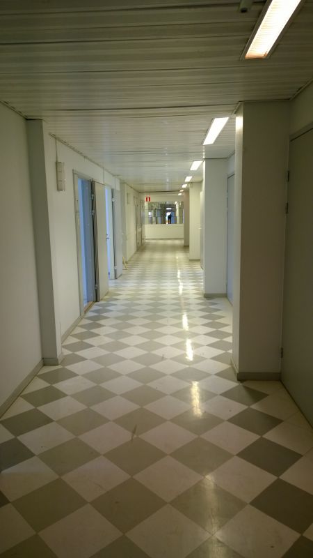 Toimiston käytävää