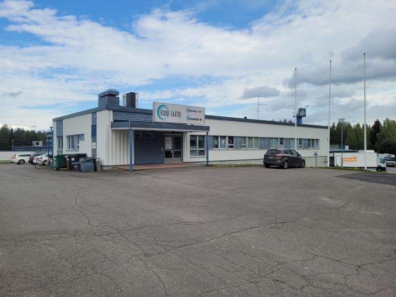 Toimitilojen pääsisänkäynti - pysäköintialueet