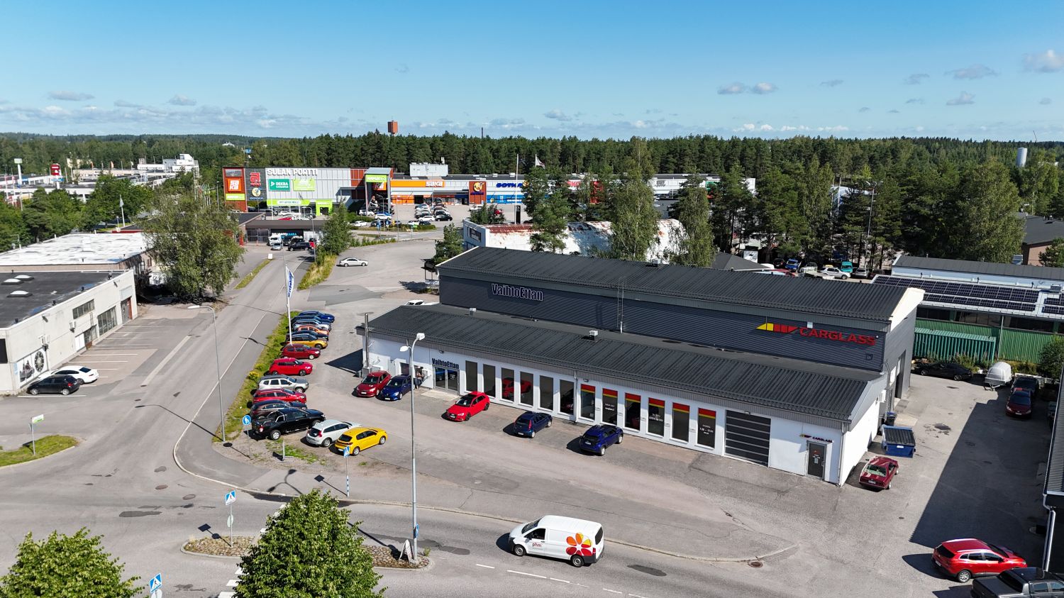 Monipuolinen ja näkyvä kiinteistö heti Sulantien alussa. Kiinteistöstä on vapautumassa 265 m2 tilaIsolla nosto-ovella varustettua hallitilaa ja korkeus on 8-10 metriä.Tiloissa on lattiakaivot, wc:t ja toimisto/varastohuoneet.Autoliikkeeksi, autohuolloksi, pesulaksi jne..