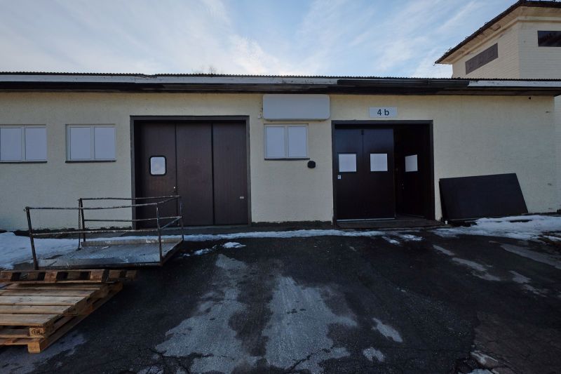 236 m2  yli 4,5 m korkea hallitila ja n. 70 m2 parvi E3 ja kehä 3 lähellä. 
Pohjakuva: www.jonne.fi