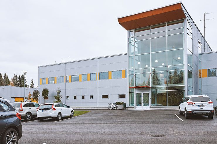 Sisäänkäynti ulkoa, toimiston ikkunat vasemmalla 2. krs.