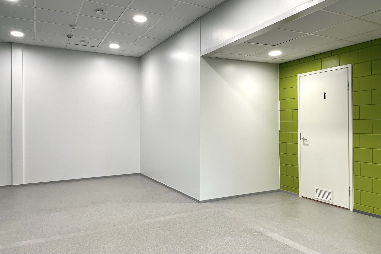 Toimiston yleisaulatila, johon mahdollista tehdä keittiönurkkaus