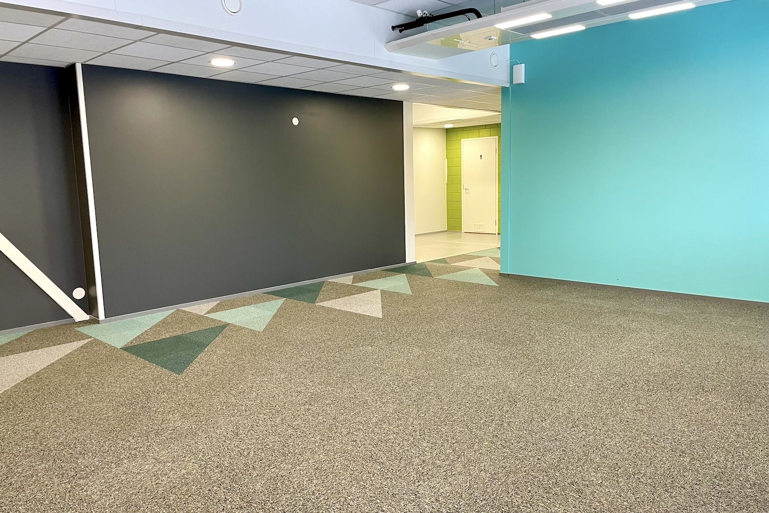 Isompi toimistohuone