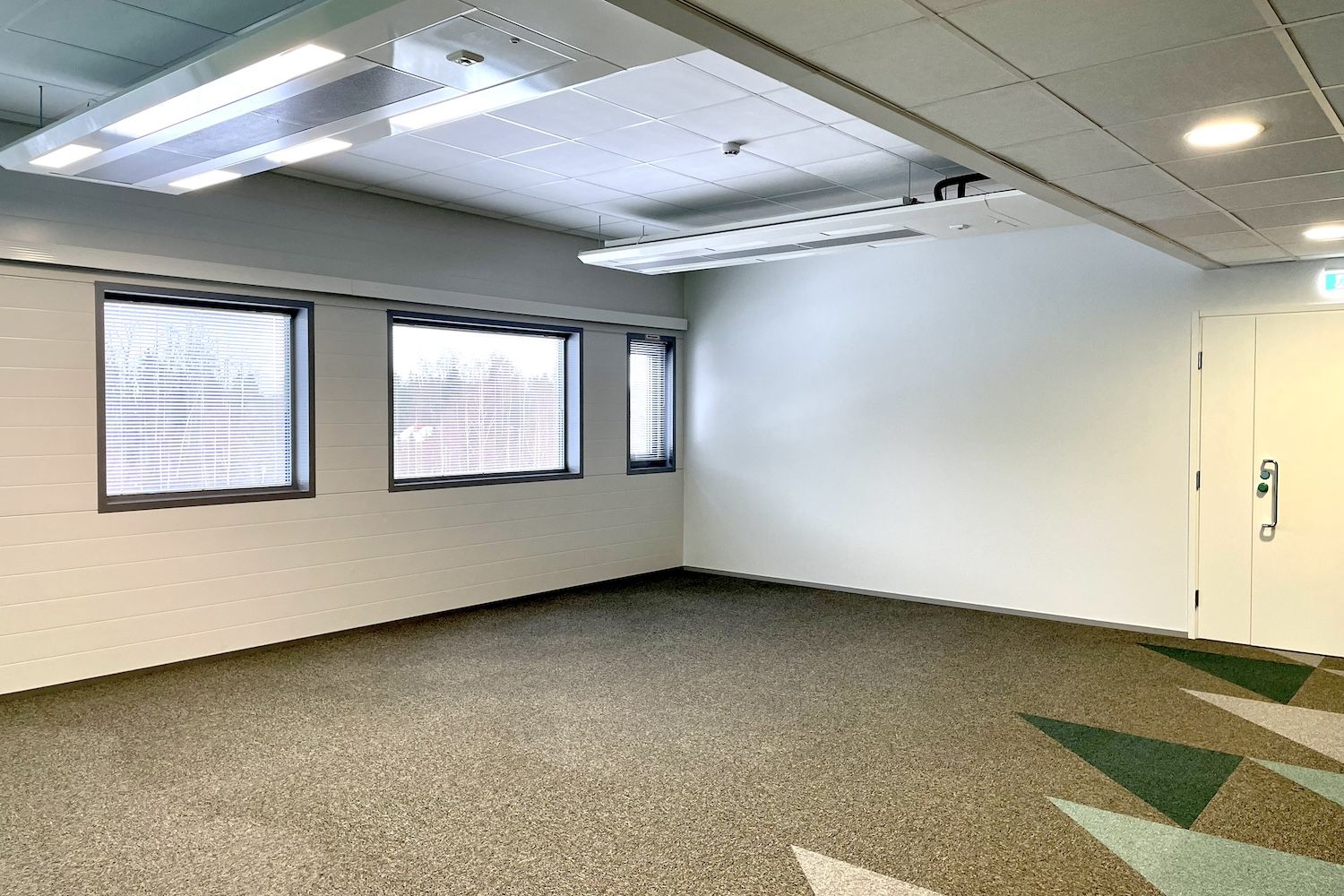 Isompi toimistohuone