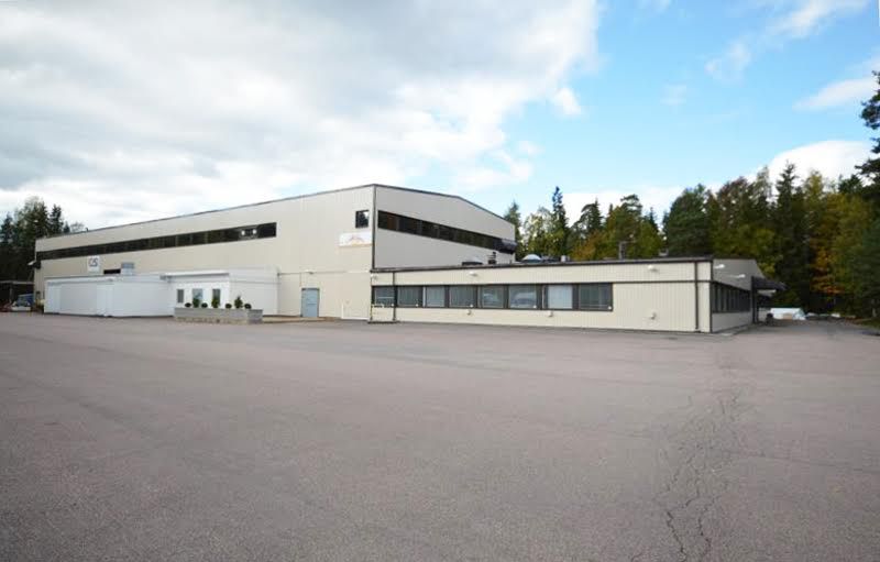 Kiinteistö etupihalta kuvattuna