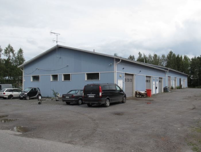 Nosto-ovella varustettuja, pienempiin tiloihin jaettavissa olevia tuotanto-/varasto-/korjaamotiloja