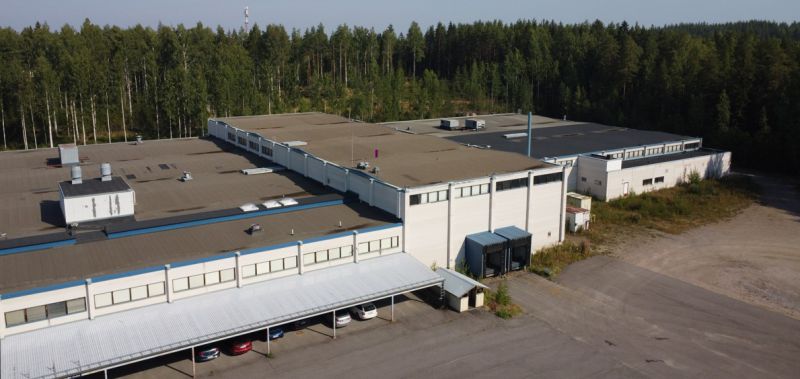 Myydään tai vuokrataan hyvältä sijainnilta Heinolasta teollisuuskiinteistö. Monipuolista tuotantotilaa n. 7000 m2 ja varastotilaa n. 4900 m2. Lisäksi n. 1000 m2 toimisto-, sosiaali-, keittiö- ja ruokalatilaa. Kiinteistö on rakennettu 1984 ja se sijaitsee omalla tontilla. Varastojen korkeus vaihtelee...