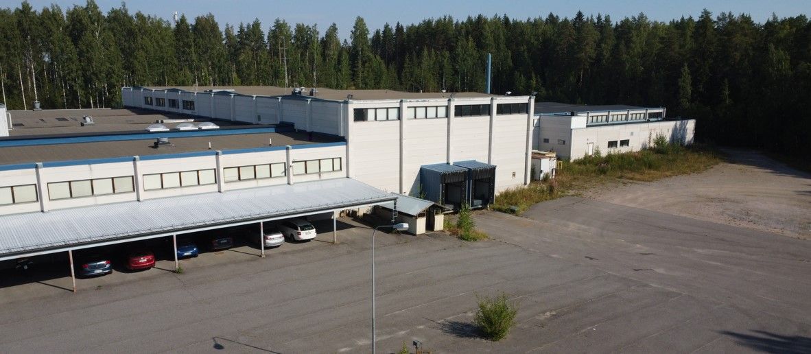 Myydään tai vuokrataan hyvältä sijainnilta Heinolasta teollisuuskiinteistö. Monipuolista tuotantotilaa n. 7000 m2 ja varastotilaa n. 4900 m2. Lisäksi n. 1000 m2 toimisto-, sosiaali-, keittiö- ja ruokalatilaa. Kiinteistö on rakennettu 1984 ja se sijaitsee omalla tontilla. Varastojen korkeus vaihtelee...