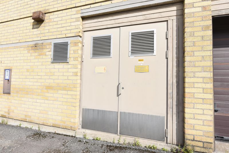 Lämmin talli pariovilla Paraisten keskustassa