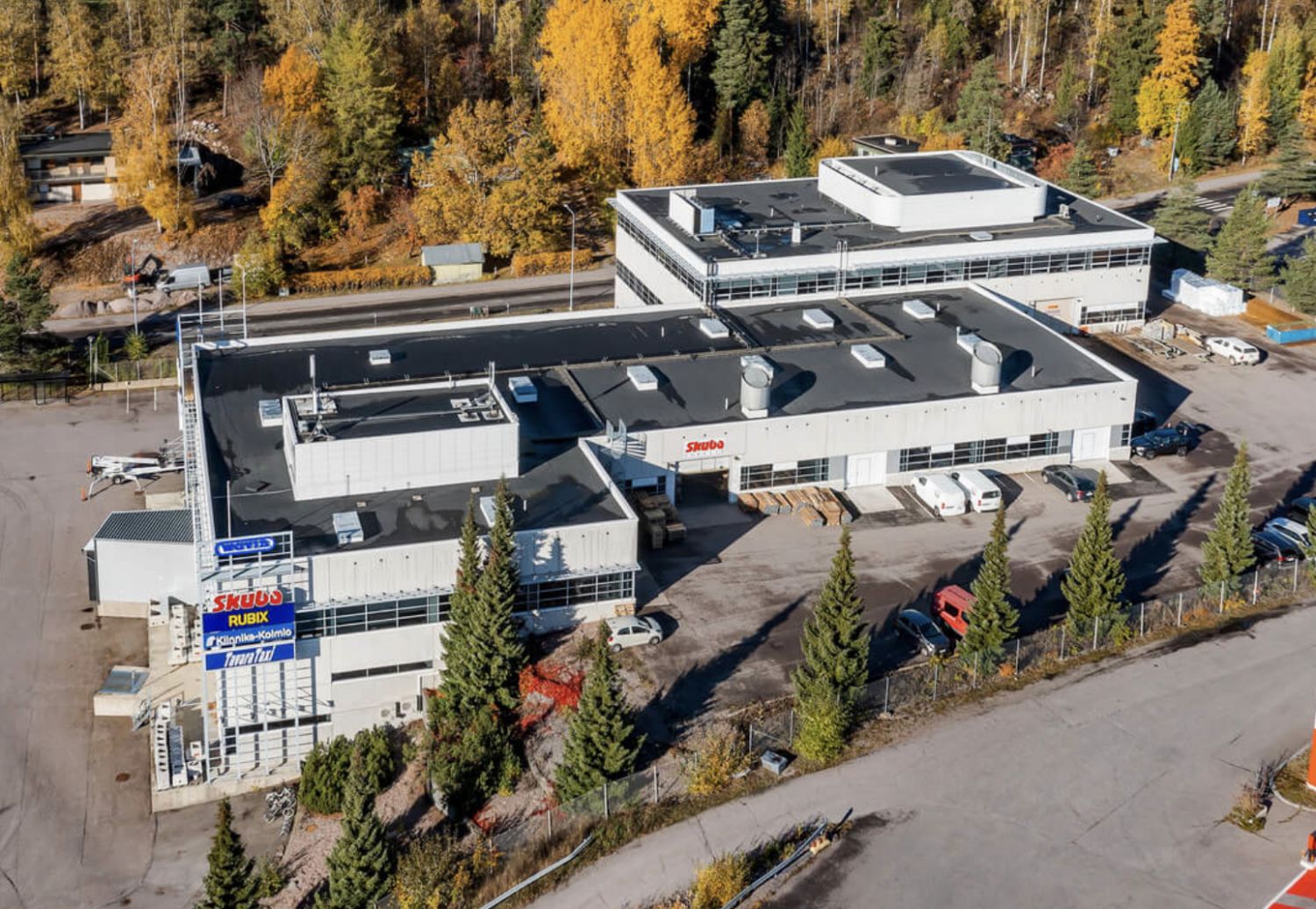 Vapautumassa oleva siisti ja käytännöllinen monitoimi tila näkyvällä paikalla kehä 3 varressa.