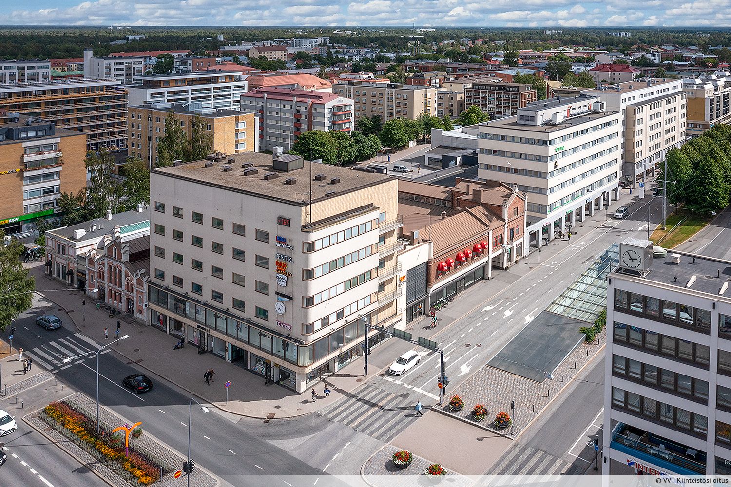 Vuokrattavissa kiinteistön kellarikerroksesta varastotiloja 15–211 m². Kiinteistö on Breeam Good -ympäristösertifioitu.