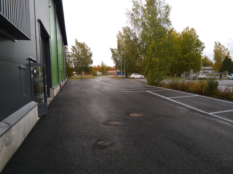 Lastauspiha ja henkilökunnan parkkitila