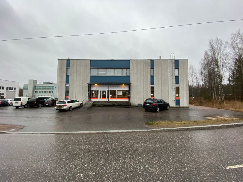 Edustava katutason n. 274 m2 myymälätila toimistolla, minikeittiöllä ja wc:llä sekä sisään ajettavalla varastolla.  POHJAKUVAT: www.jonne.fi