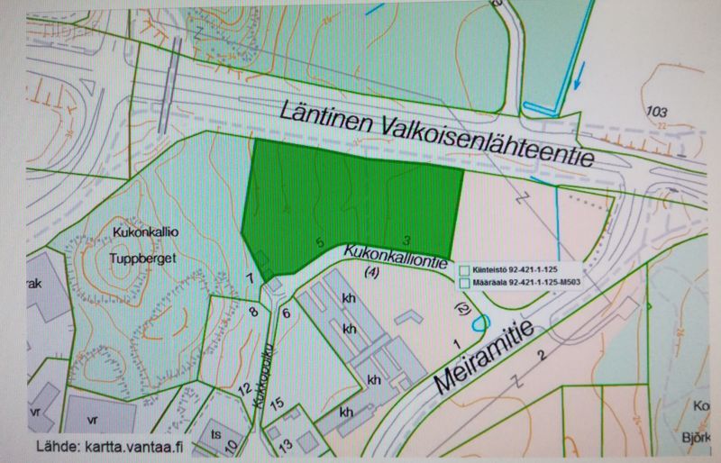 Tikkurilan suuralueella, Koivuhaassa, lähellä lentoasemaa.Tontin 2 eri rakennuspaikkaa mahdollistavat jaon kahdeksi eri tontiksi/hankkeeksi.