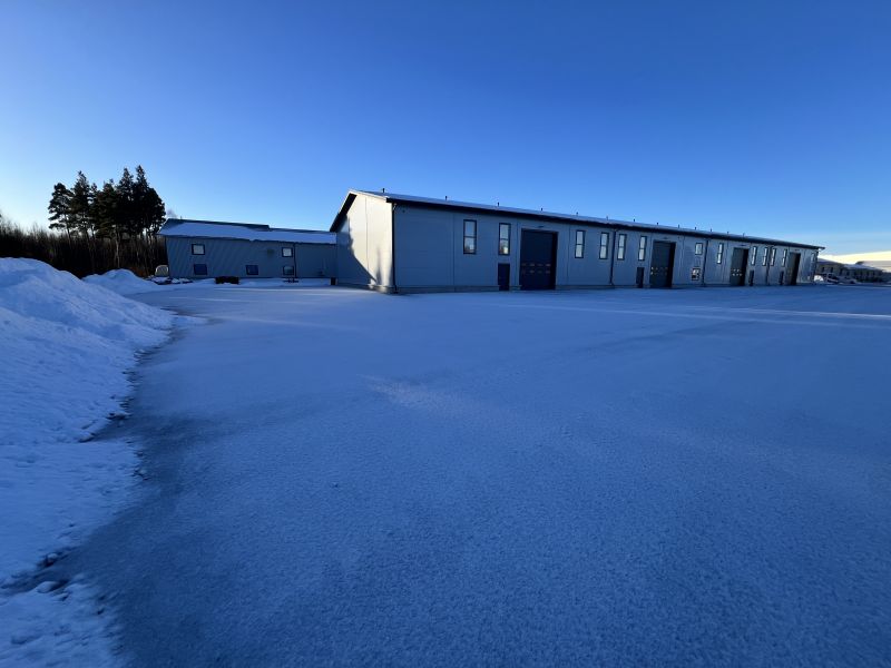 Halli 400m² pääty puistoon päin