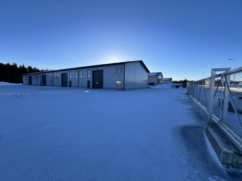 Halli A yht. 637m² tien puolella