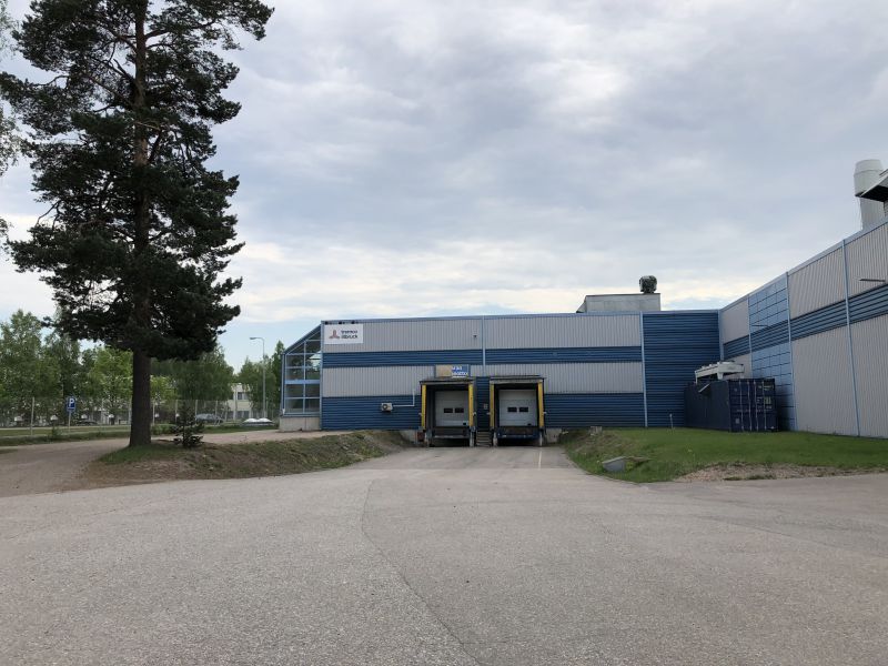 Vuokrataan varastotilaa 620-2320m2 Vantaan Hakkilassa. Hallitilan korkeus n.6m. Halliin on lastauslaiturit ja lisäksi 2 maantaso isoa nosto-ovea. 