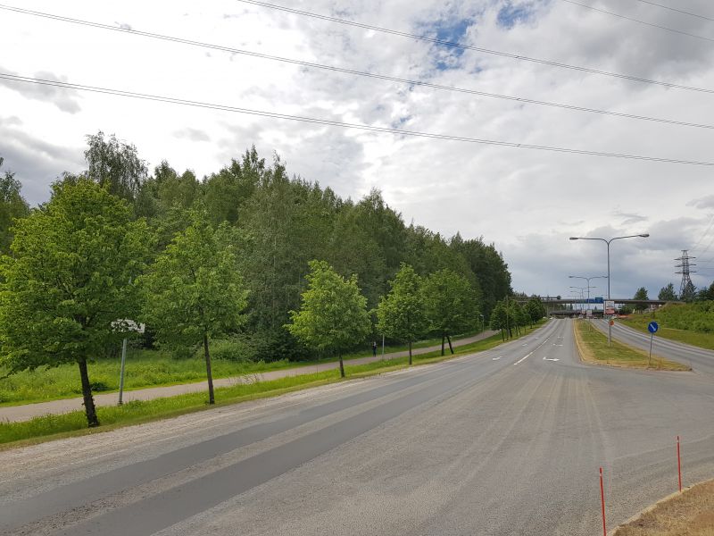 Myydään KT-tontti 1,37 hehtaaria, e=0,65. Rakennusoikeus n. 8.900kem2. Loistava sijainti lähellä Tuusulanväylää, lentokenttää ja KehäIII. 