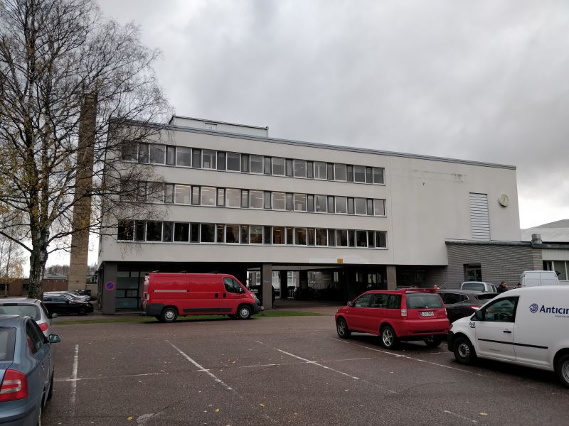 Moneen käyttöön soveltuva tila isoilla ovilla. Tilassa tilavat wc-/suihkutilat ja oma minikeittiö.