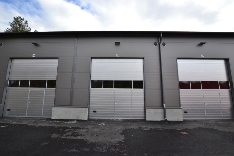 Isot 4m*4,5m sähköiset nosto-ovet suurella kulkuovella