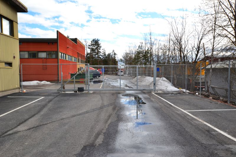 Aidattu piha mobiiliohjatulla portilla