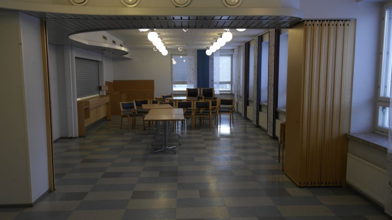 Ruokailusali ja tilan jakava ovi