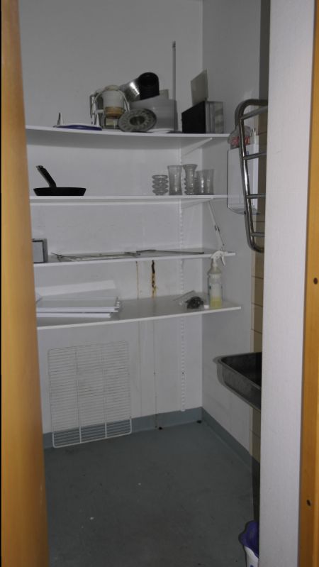 Keittiön yhteydessä siivouskomero