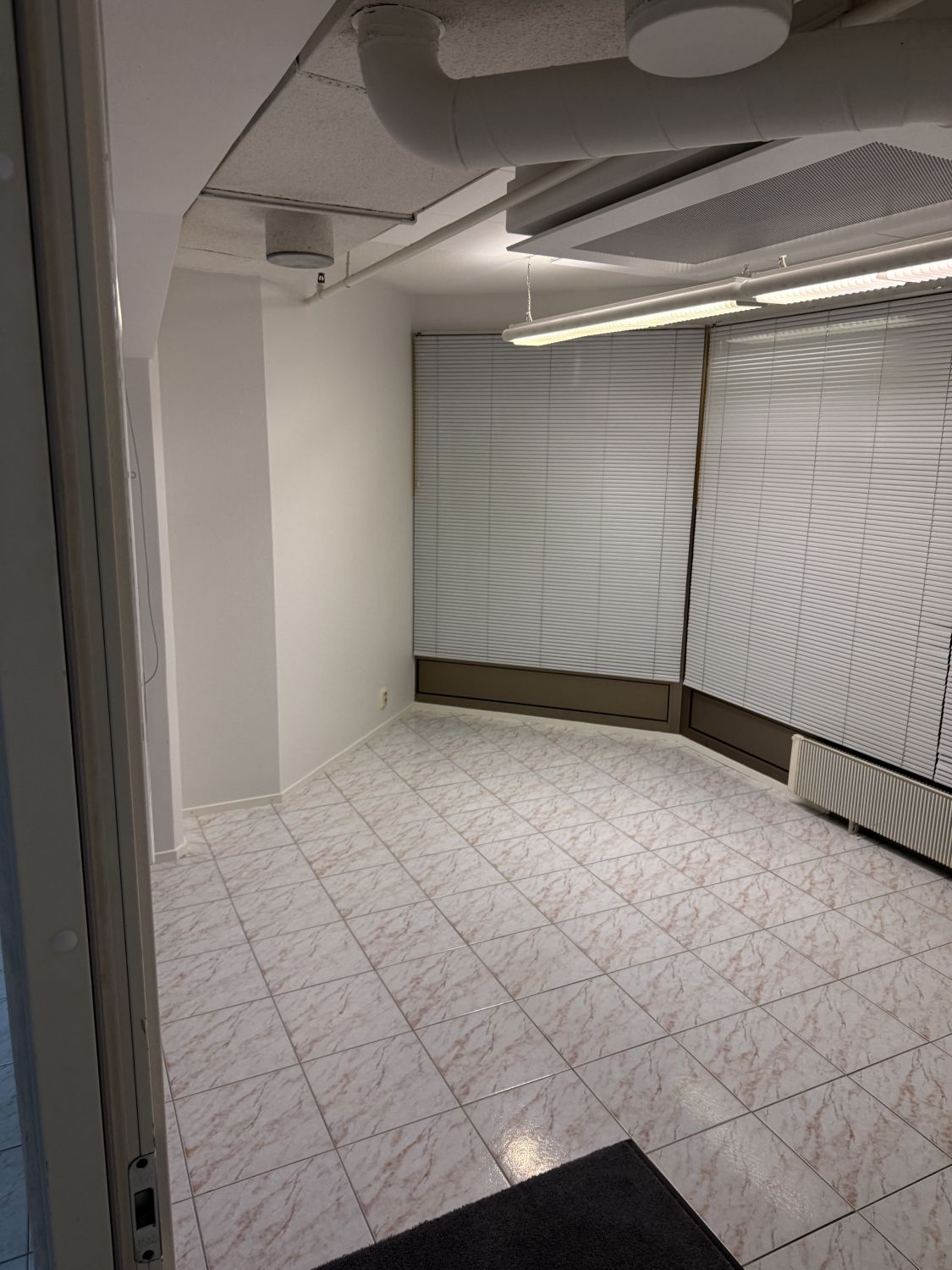 Vuokrataan edullisia toimistohuoneita kaikilla palveluilla. Noin 10 - 15 m² toimistohuone keskeltä Tamperetta.