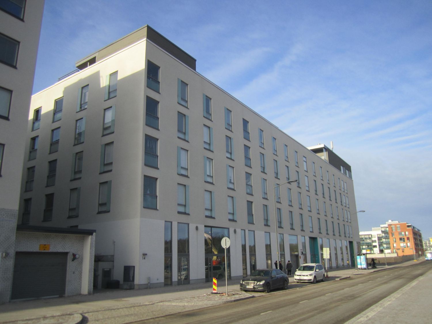 Korkeat liiketilat 46m2 Suurpelto-Henttaa Kehä 2:n varrella. 