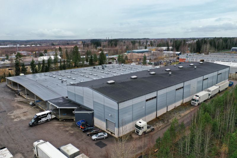 2930 m2 edullista korkeaa sisään ajettavaa varastotilaa lastaustaskuilla Hyrylässä. Jaettavissa kahdelle. Vuokrataan mhyös lyhyemmällä sopimuksella. Pohjat:www.jonne.fi