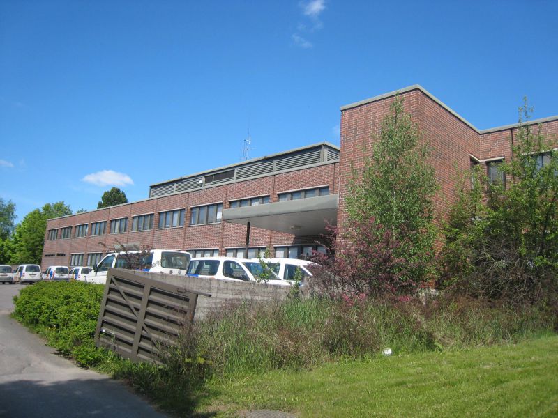 Varastotiloja 20-400 m² ja n.185 m² lastauslaiturillinen toimitila + erillinen autotalli.